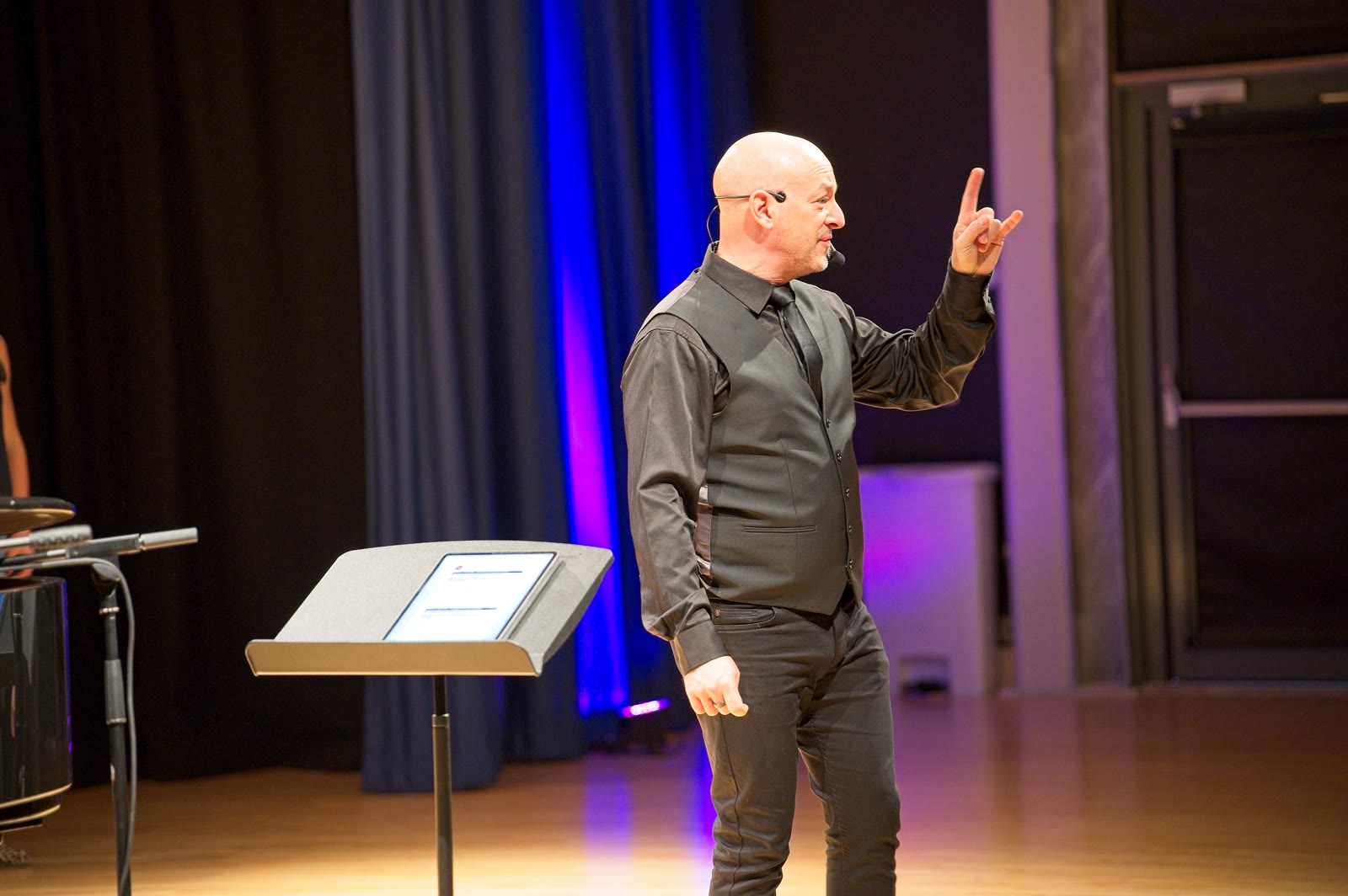 Russell Scott leading singers at World Voices Festival in St Albans